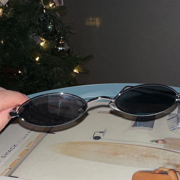 90s Small Oval Sunglasses - Picture 6 of 6